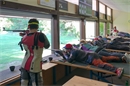 Tim Krebs (links) schiesst zur gleichen Zeit stehend wie Olympiasiegerin Nina Ch...