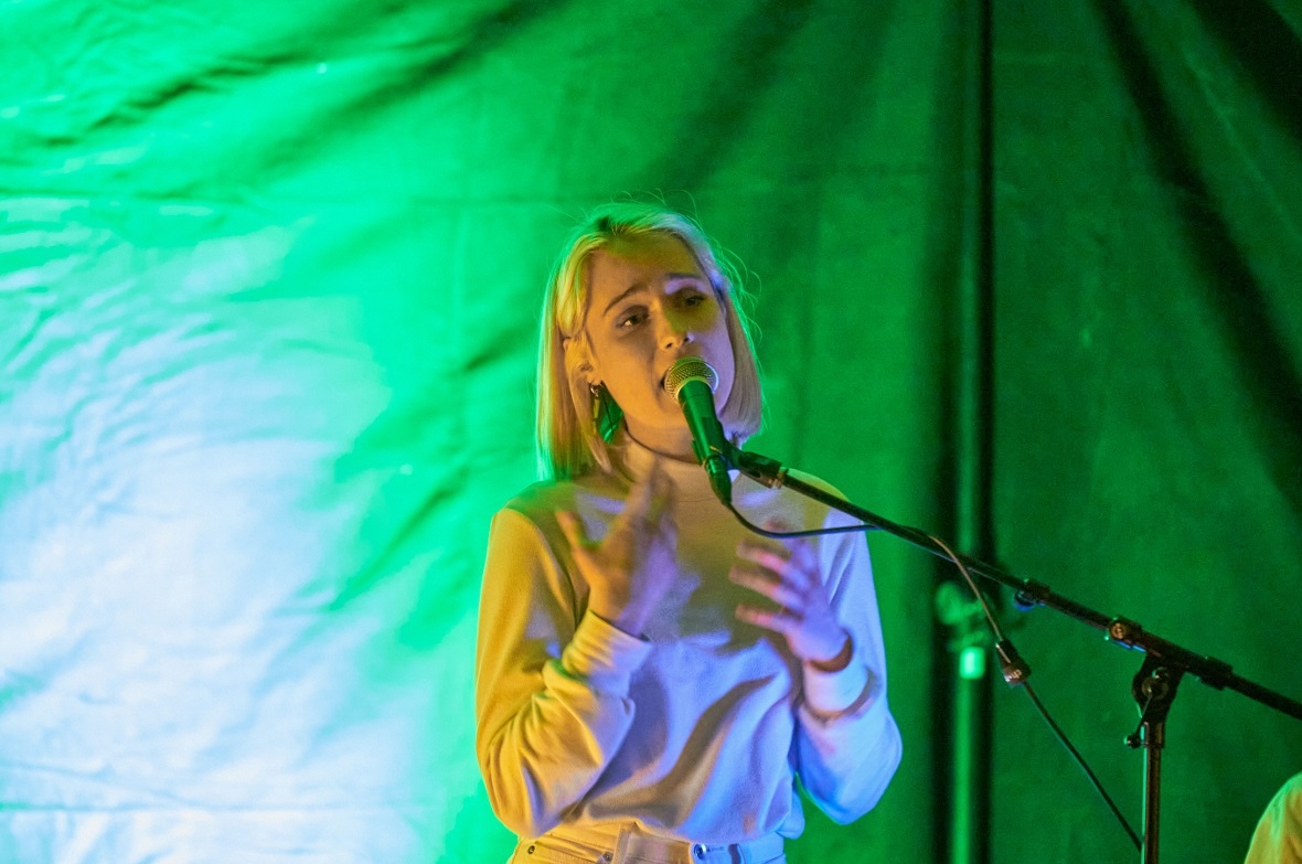 To Athena bei ihrem Konzert im Zweisimmer Ferienlager Musikhaus.