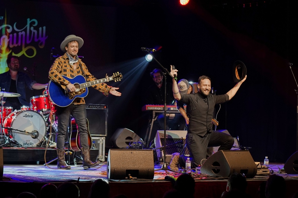 Tobey Lucas überliess die Bühne vorübergehend seinem Geiger Hong Yip.