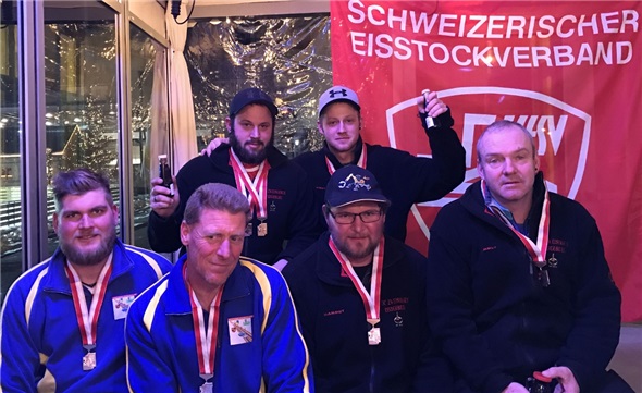 Tobias und Sandro Bischoff (v.l.n.r. hinten), Thomas Biedermann, Beat Senne, Heinz Knöri und Andreas Bischoff (vorne) in Davos.