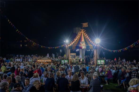 Tolle Stimmung beim gestrigen SRF Donnschtig-Jass in St. Stephan: Rund 3000 Besucherinnen und Besucher feierten den gelungenen Live-Abend.