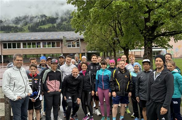 Tom Wittwer (links) und Lukas Schenk (mit schwarzer Mütze rechts) haben mit dem Lauf-Treff Simmental einen Lauf-Hit kreiert.