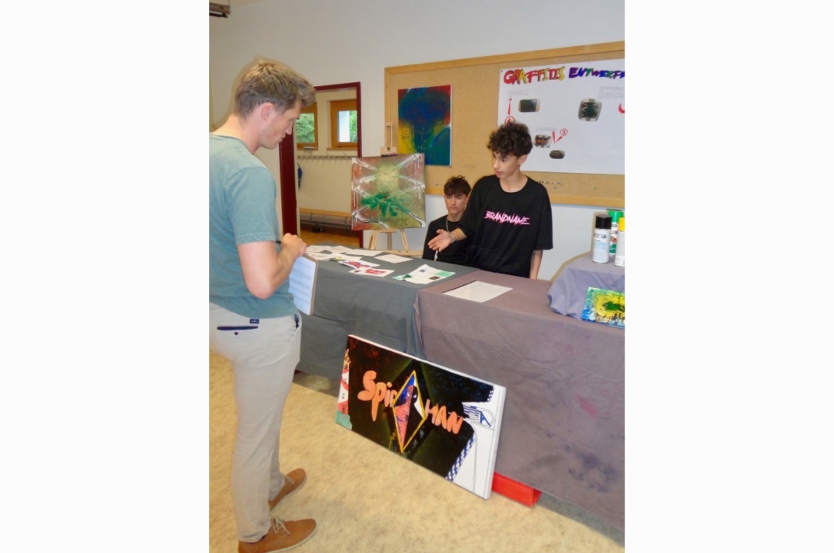 Tomas Ventura erklärt seinem Klassenlehrer seine Abschlussarbeit zu den Graffiti...