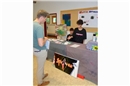 Tomas Ventura erklärt seinem Klassenlehrer seine Abschlussarbeit zu den Graffiti...