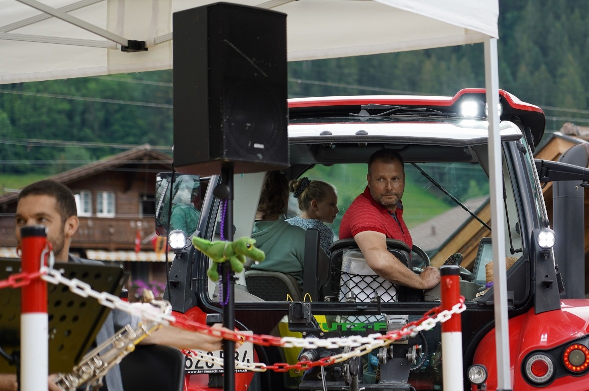 Toni Brand manövrierte den Anhänger mit den Musikern gekonnt durch das Dorf. 