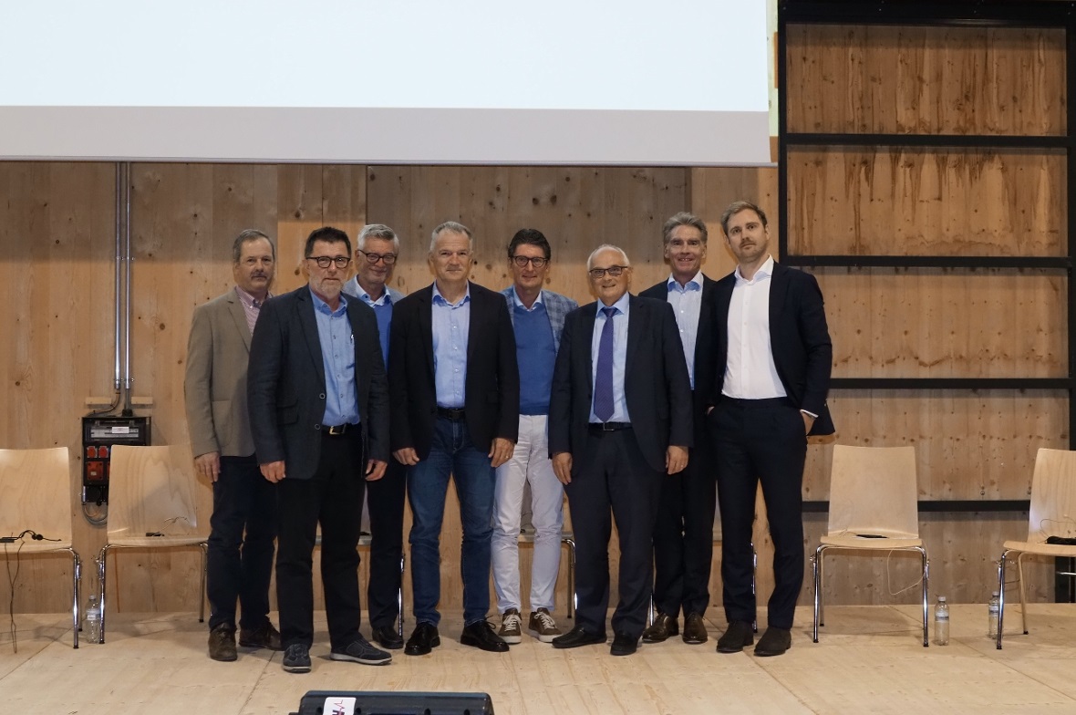 «Am 25. August werden die Weichen für die Gesundheitsversorgung gestellt» Toni von Grünigen, Albin Buchs, Stephan Hill, Bruno Guggisberg, Gabriel Schär, Pierre Alain Schnegg, Jean-François Andrey und Alexander Gäumann.