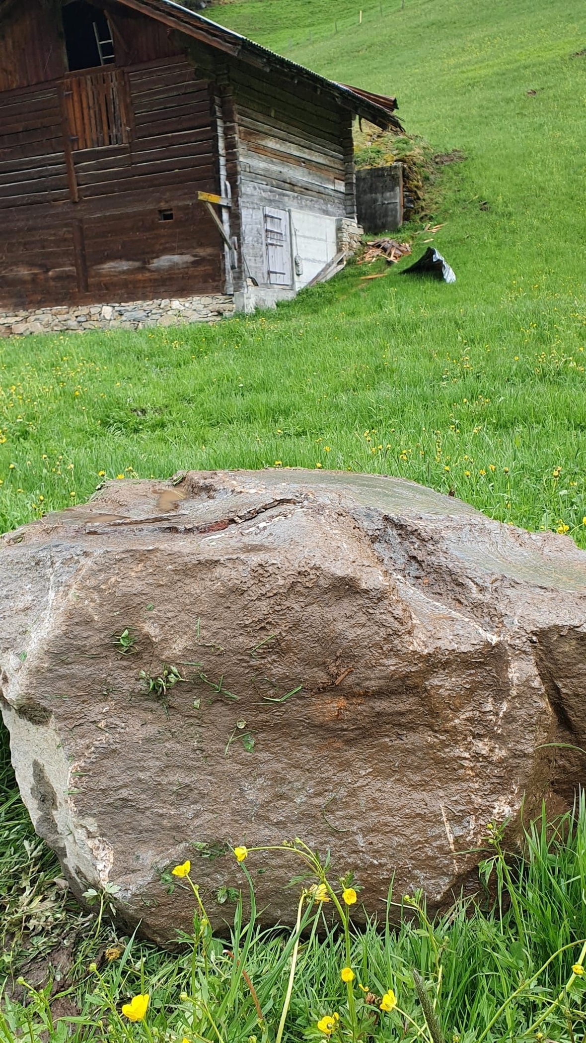 Tonnenschwer verfehlten die Brocken das Schürli.