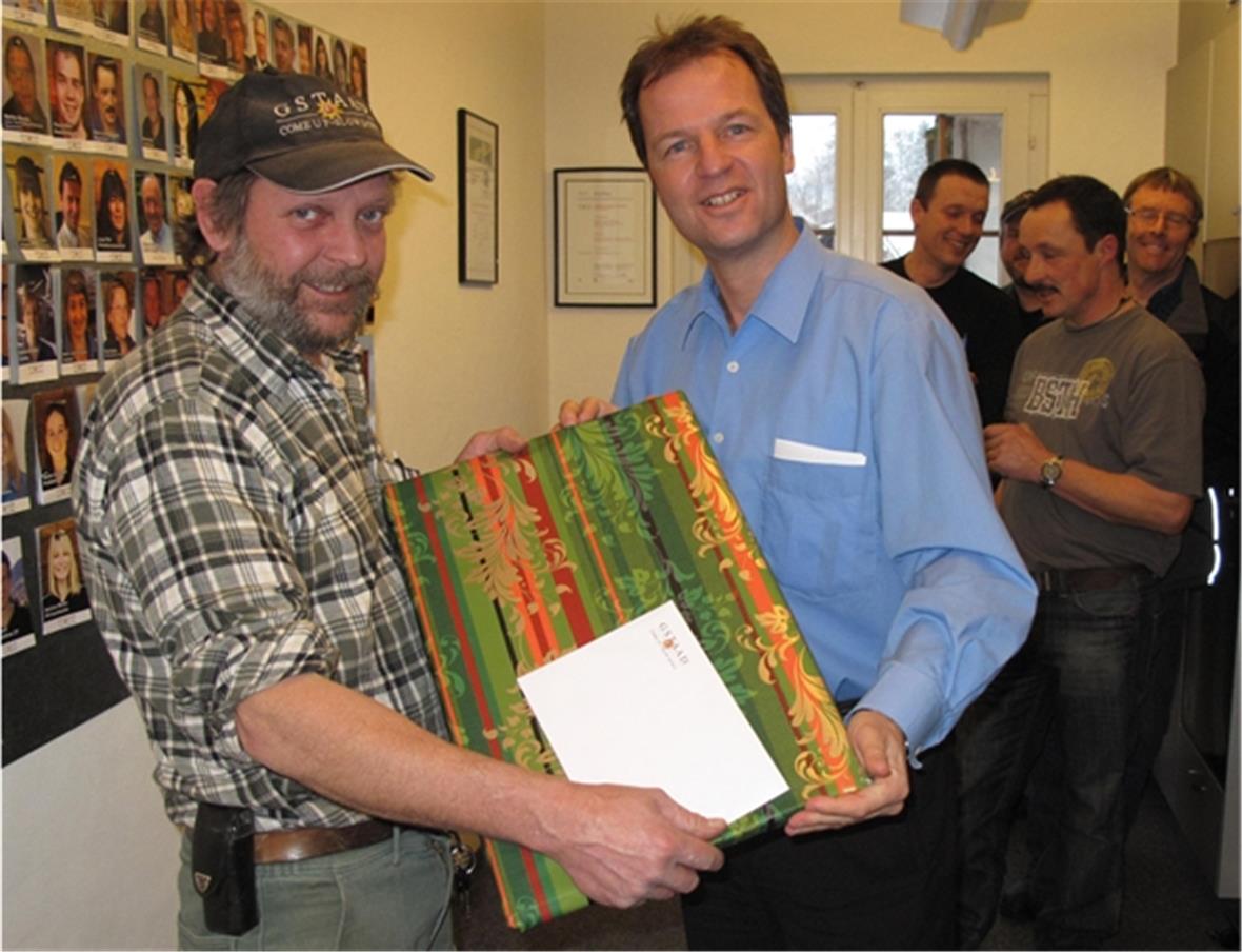 Tony Ryter (links) kümmert sich seit 25 Jahren vorbildlich um die touristische Infrastruktur der Ferienregion. Roger Seifritz, Direktor von Gstaad Saanenland Tourismus, gratulierte ihm zum Dienstjubiläum und überreichte ein Präsent.