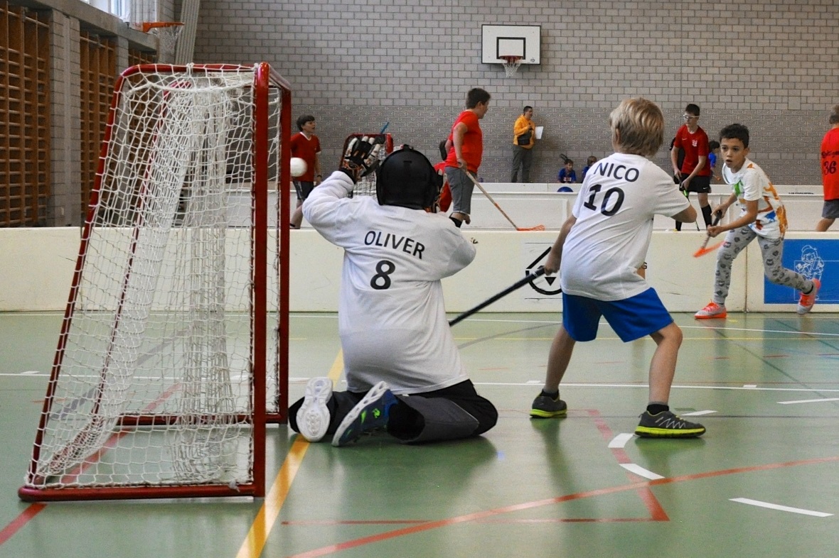 Torwart Oliver Beetschen parriert einen Angriff aufs Tor.