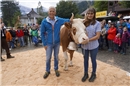 Tourismusdirektor Albert Kruker mit der neuen Miss Lenk 2023 Marina, aus der Zuc...