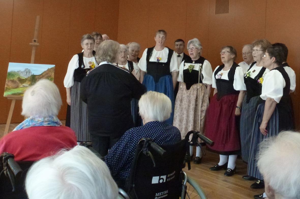 Trachtengruppe Reutigen umrahmt die Bildübergabe.