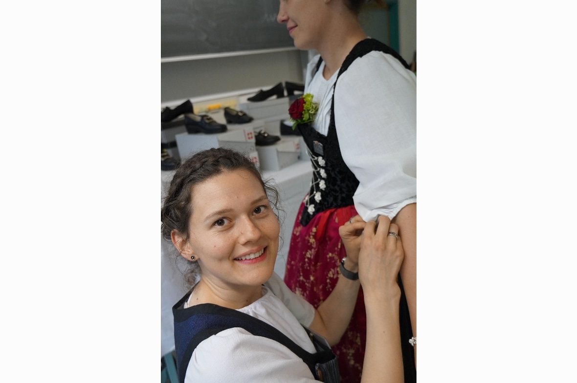 Trachtenschneiderin Céline Hählen führte Notfallreparaturen aus – an dieser Blus...