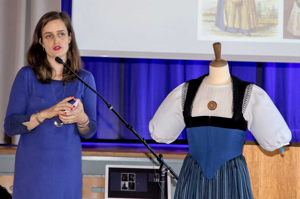 Trachtenschneiderin Rebecca Rothenbühler stellte die vielen verschiedenen Tracht...