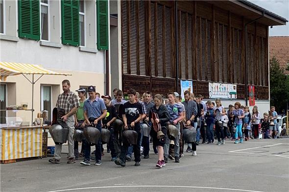 Traditionelles Schlusstreicheln in Oberwil.