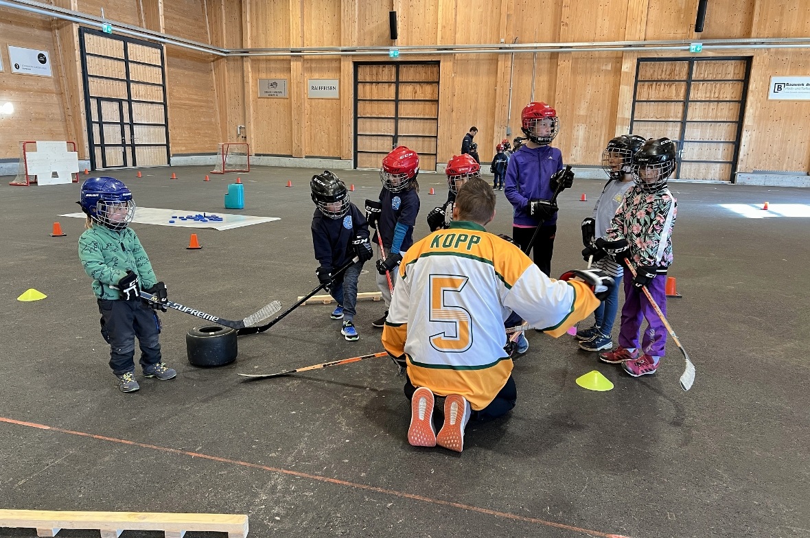 Trainer Michael Kopp erklärt den Kindern die Skills.