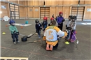 Trainer Michael Kopp erklärt den Kindern die Skills.