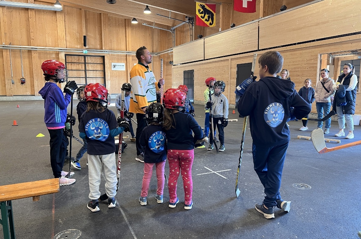 Trainer Michael Kopp erklärt den Kindern die Skills.