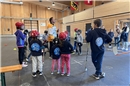 Trainer Michael Kopp erklärt den Kindern die Skills.