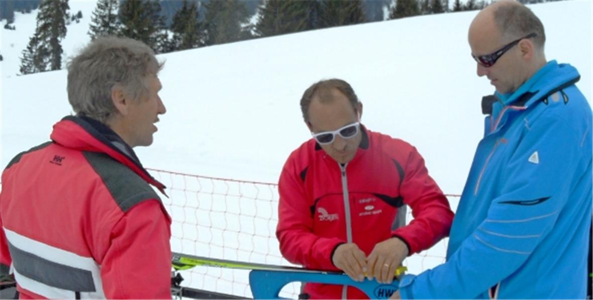 Trainer und Betreuer Hase Schmid beim Präparieren der Ski.