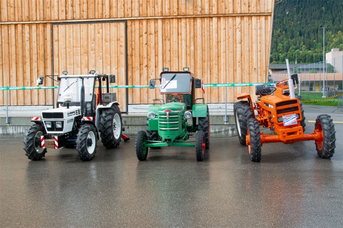 Traktoren verschiedener Jahrgänge.