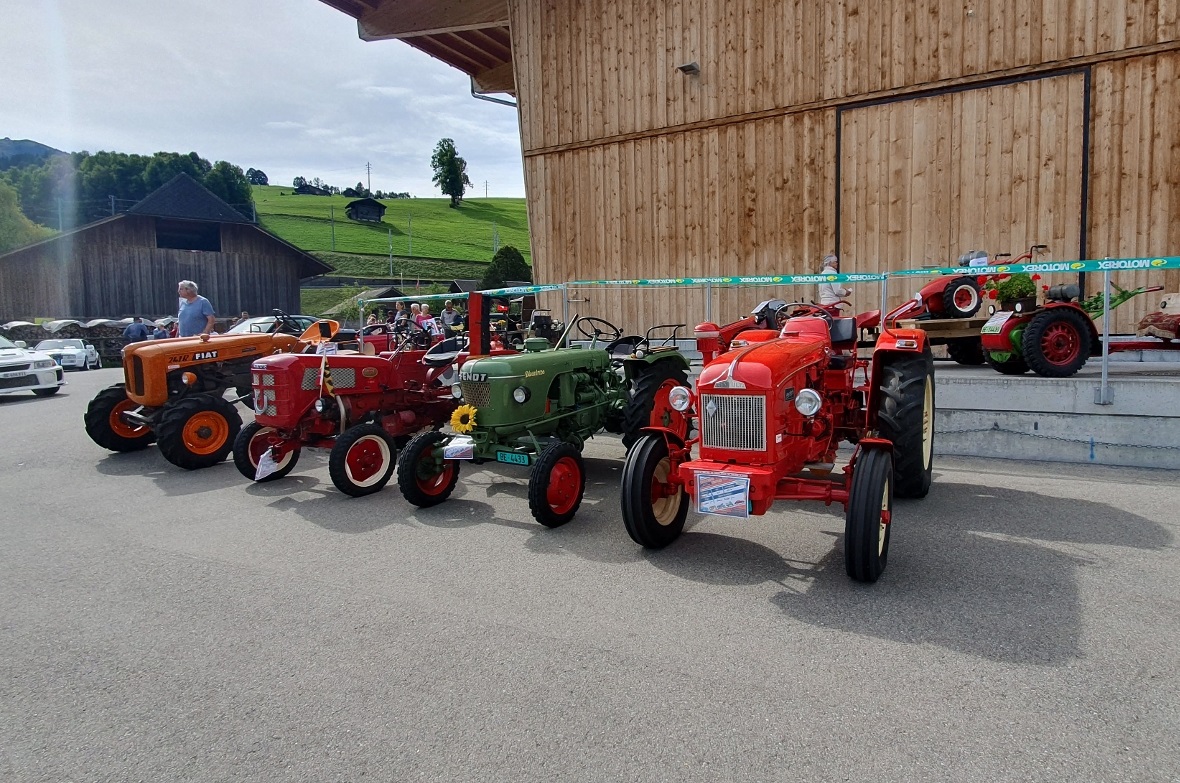Traktoren verschiedener Jahrgänge.