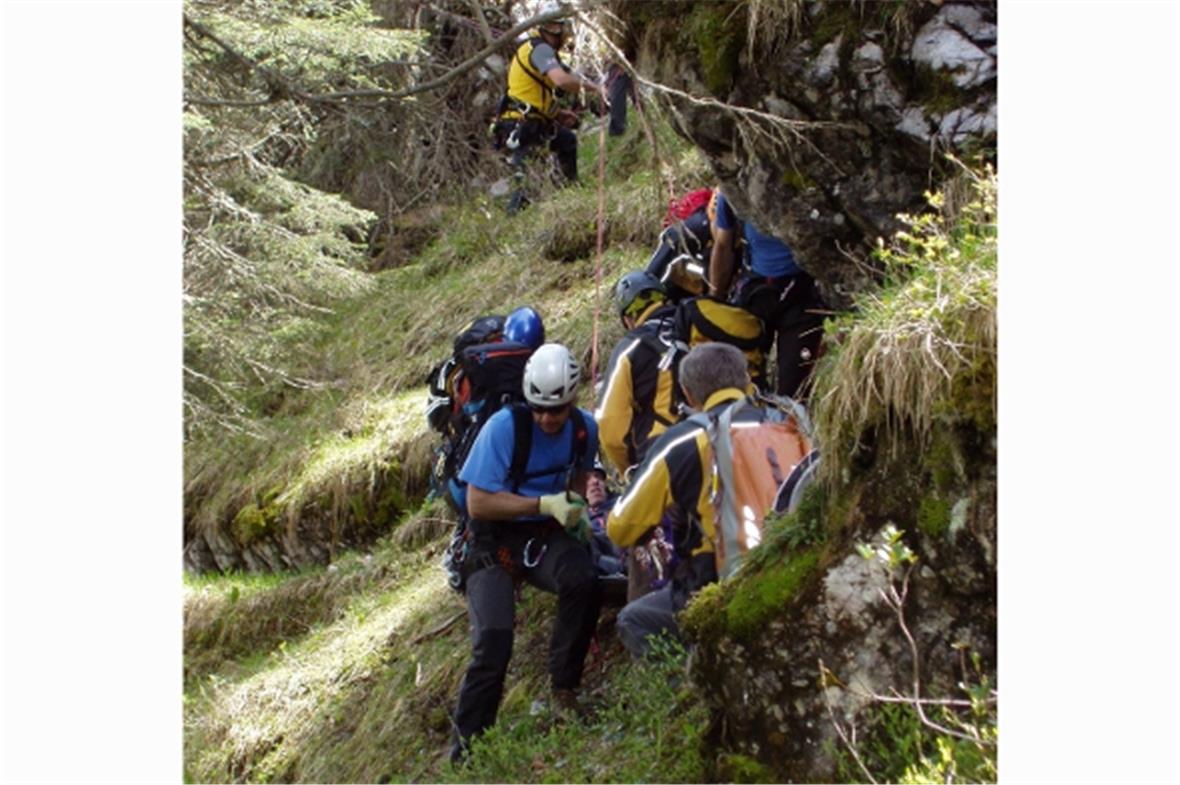 Transport eines Verletzten in schwierigem Gelände.