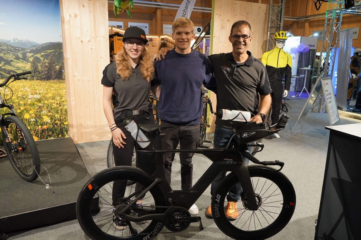 Triathlet Nicola Buchs mit seinem Spezialbike von Sputnik Bike. Von links: Leoni...