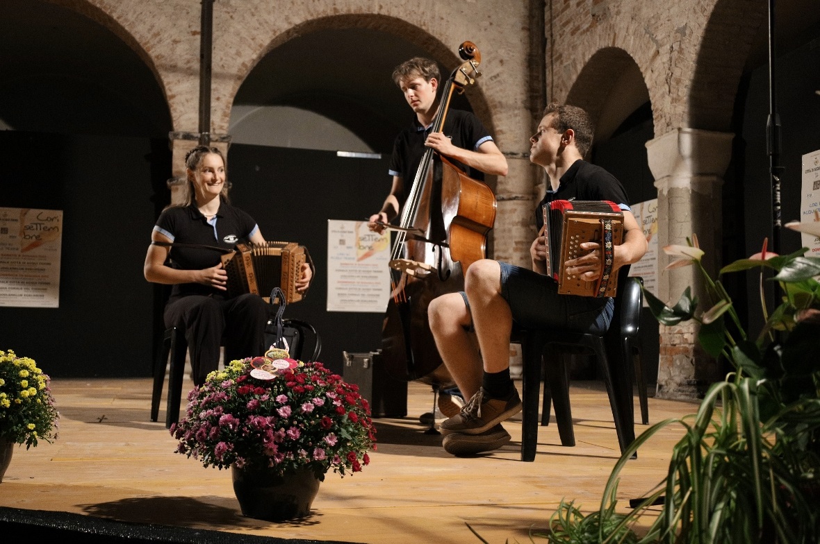 Jodlerklub Edelweiss Erlenbach trat im Piemont auf Trio Seebärg Örgeler mit Arianne Wenger, Fabian Früh und Lukas Wampfler.