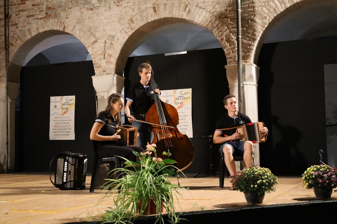 Jodlerklub Edelweiss Erlenbach trat im Piemont auf Trio Seebärg Örgeler mit Arianne Wenger, Fabian Früh und Lukas Wampfler.