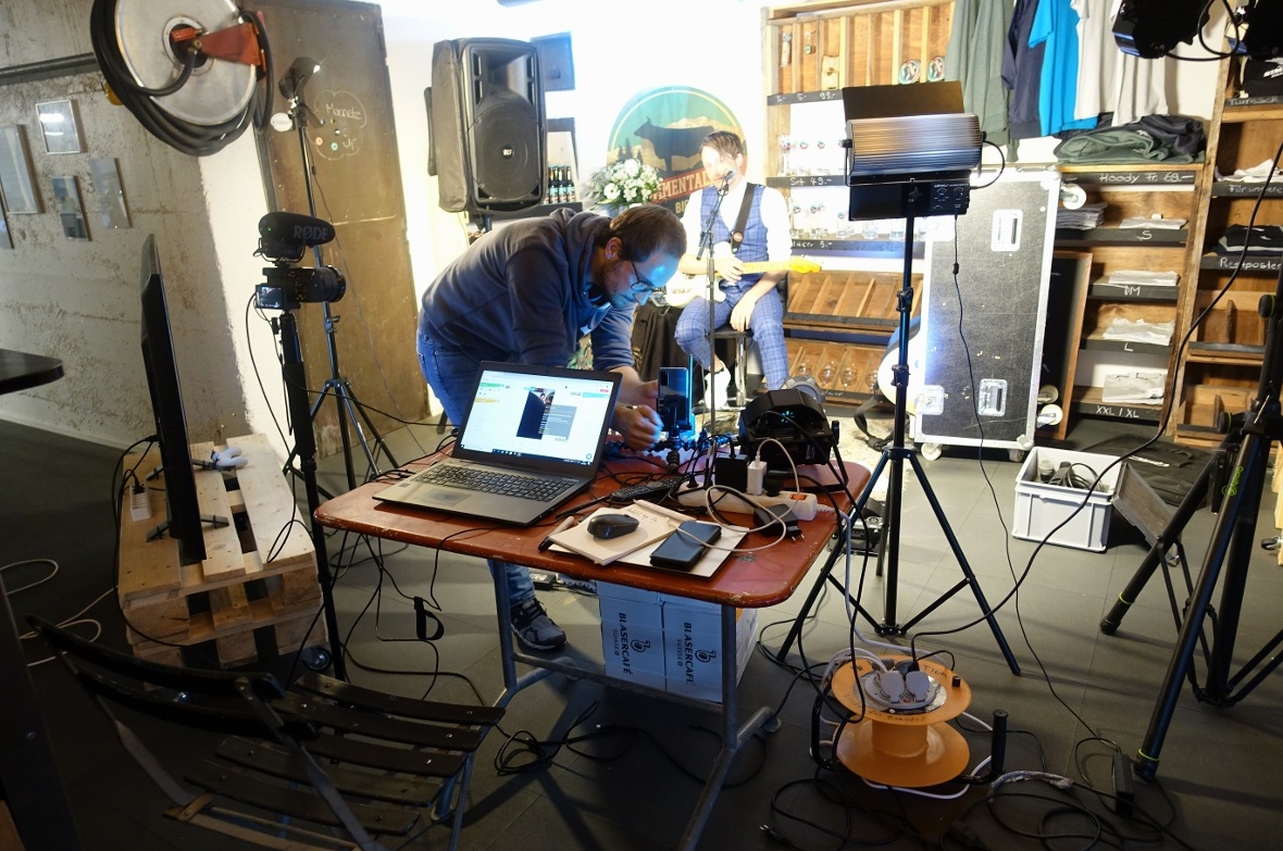 Tristan Mathys von der Simmentaler Braumanufaktur war für die technische Abwicklung der Übertragung in die verschiedenen Social Medias des Livekonzertes von Nils Burri verantwortlich.