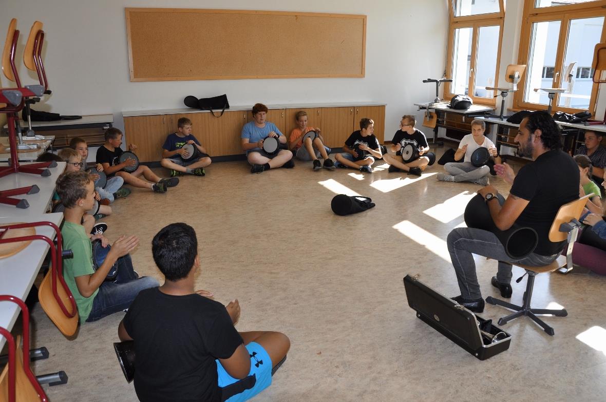 Trommelkurs für die Oberstufenschüler bei Denis Zekirov.