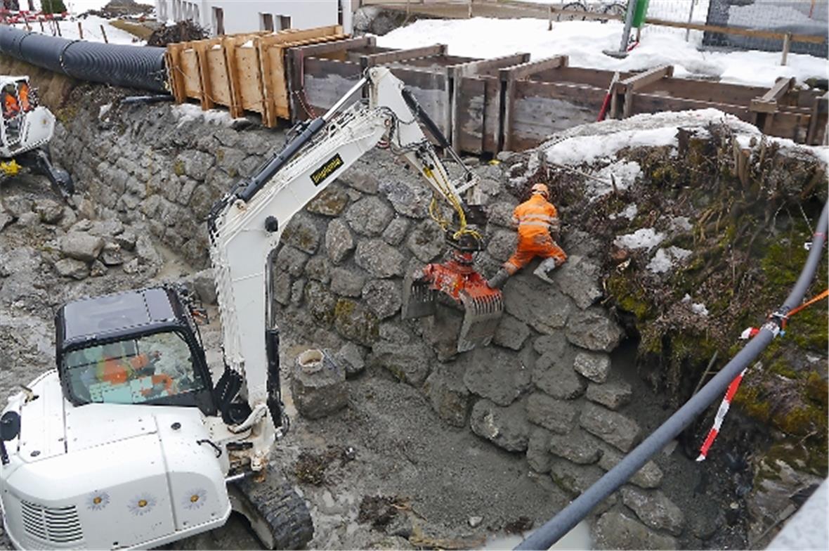 Trotz Menzi-Muck gibt es auch noch genügend «dreckige» Handarbeit. Robuster Beru...