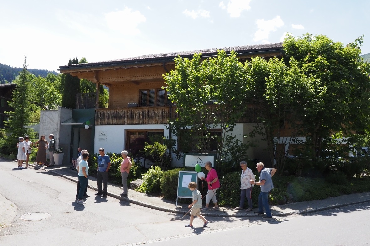 Trotz des sehr schönen Wetters war der Besucherandrang in der neuen Arztpraxis g...