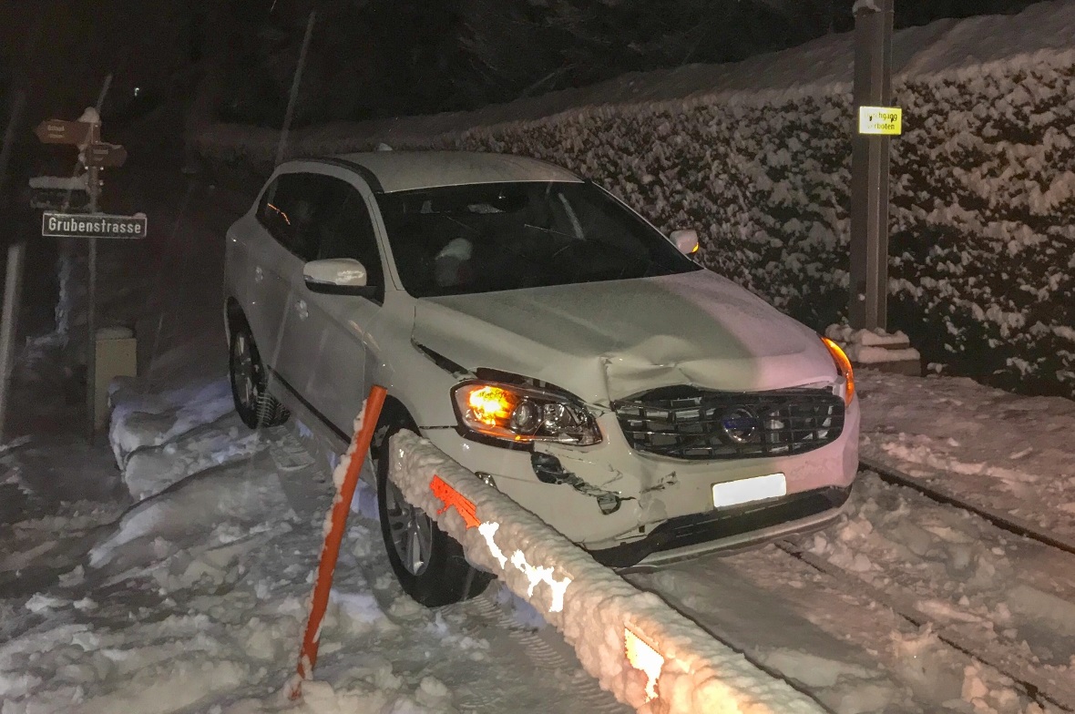 Trotz einer Notbremsung konnte eine Kollision mit dem verunfallten Auto nicht verhindert werden.