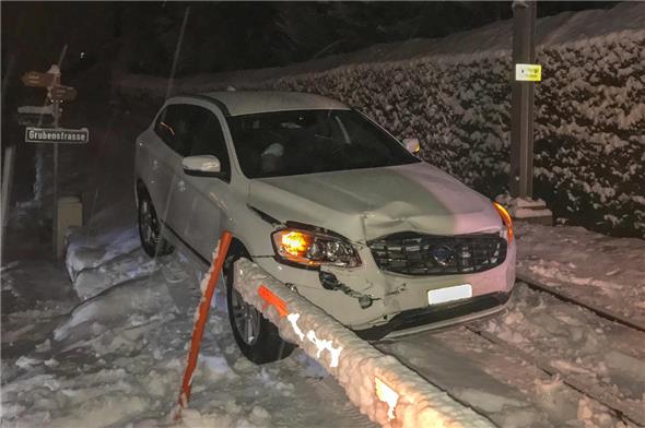 Trotz einer Notbremsung konnte eine Kollision mit dem verunfallten Auto nicht verhindert werden.