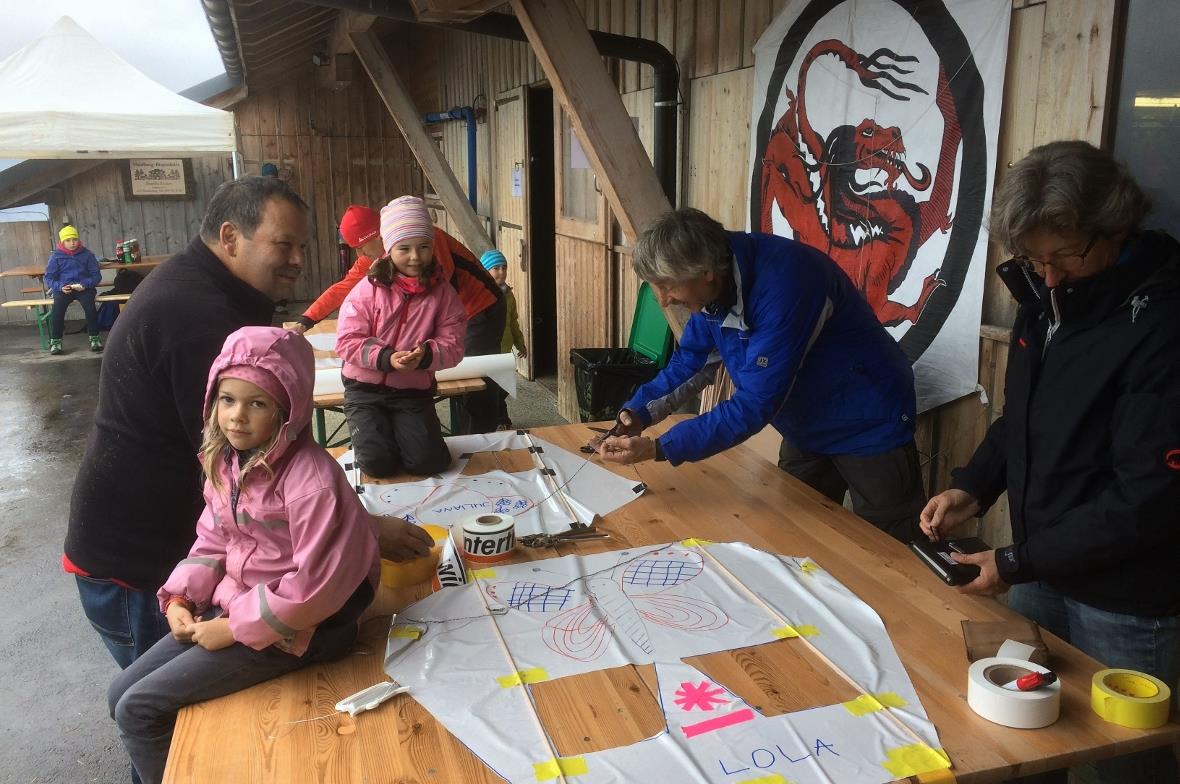 Trotz miesem Wetter halfen Urs Reusser (links) und Esther und Stef Liebi ein gut...