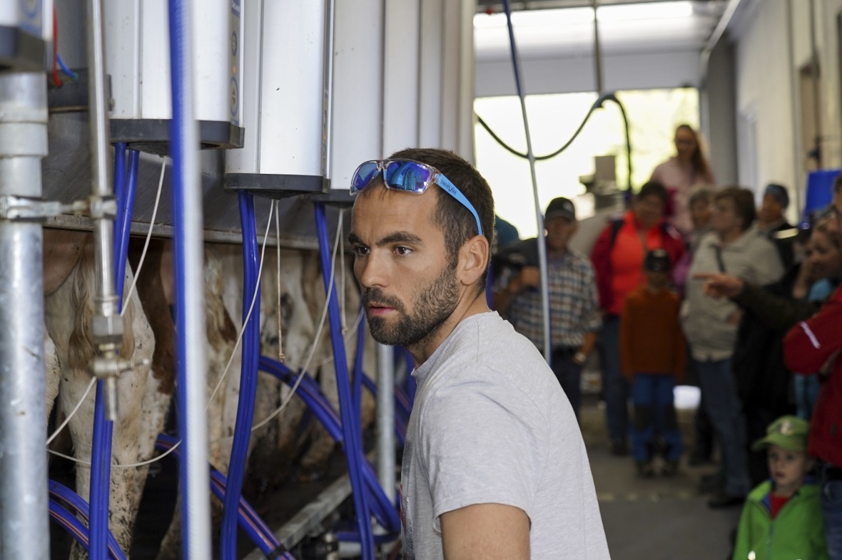 Trotz vieler Aufgaben als Gastgeber fand Niklaus Walker auch Zeit, am modernen 1...