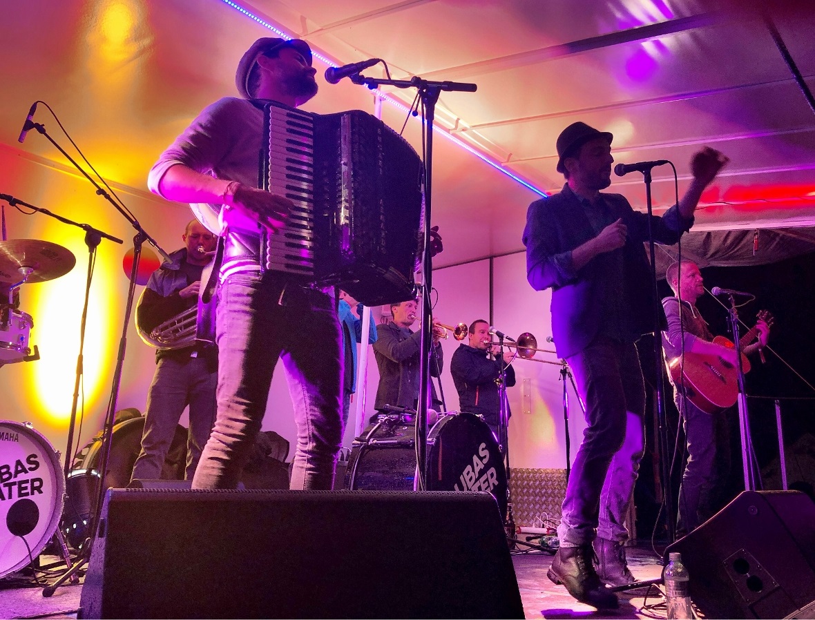 Troubas Kater brachten Festivalstimmung trotz Regen.