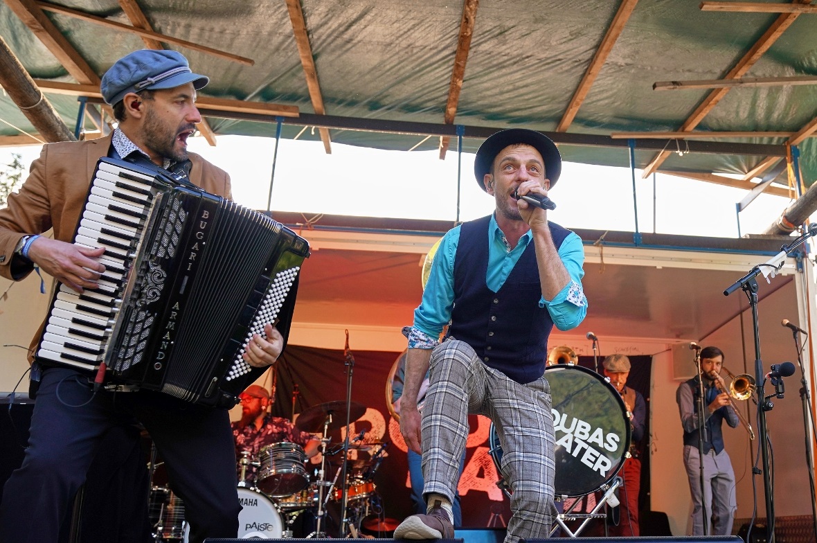 Troubas Kater mit Kaspar Eggimann am Akkordeon und Sänger QC alias Markus Sollberger sorgten an den Simmenfällen für erfrischende Openair-Stimmung.