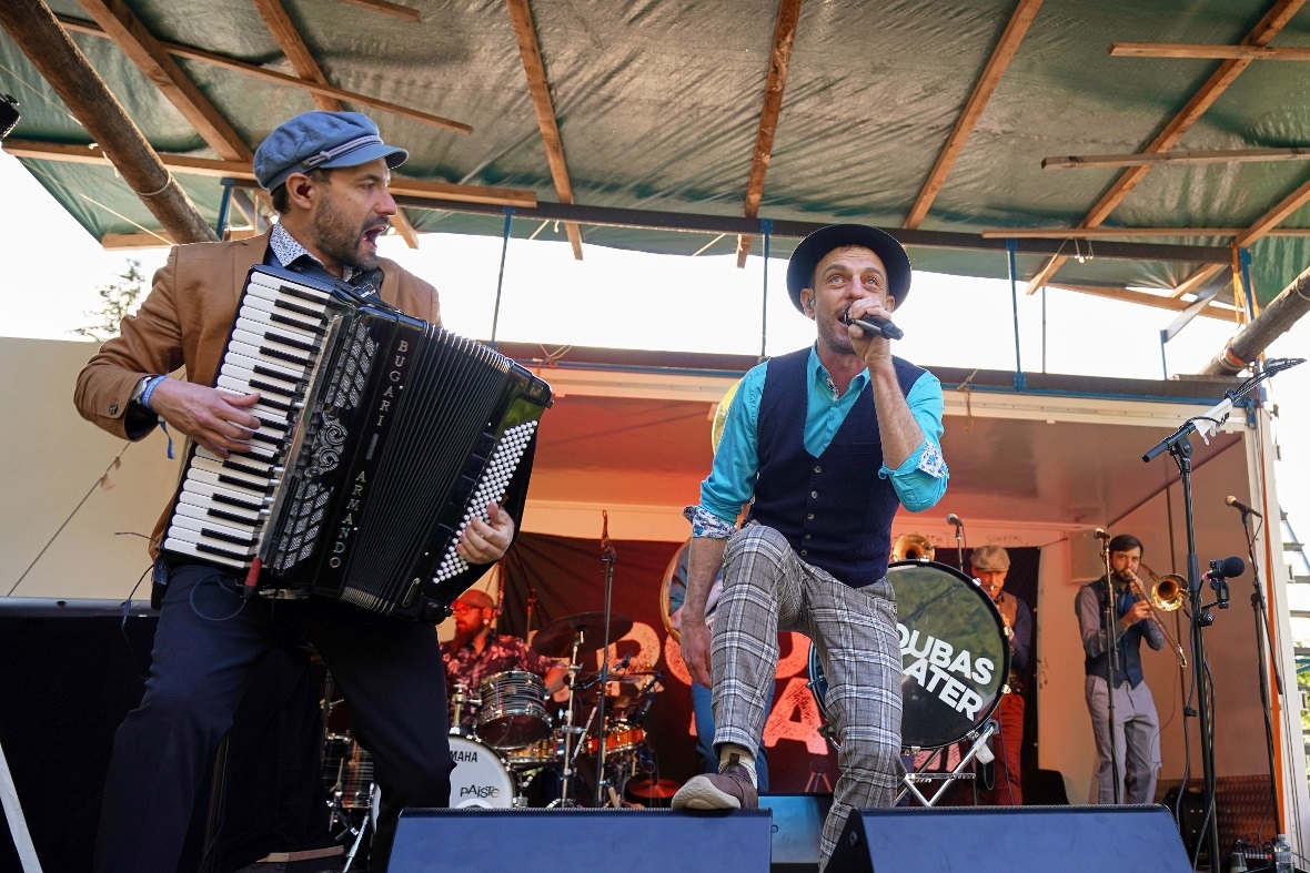 Troubas Kater mit Kaspar Eggimann am Akkordeon und Sänger QC alias Markus Sollbe...