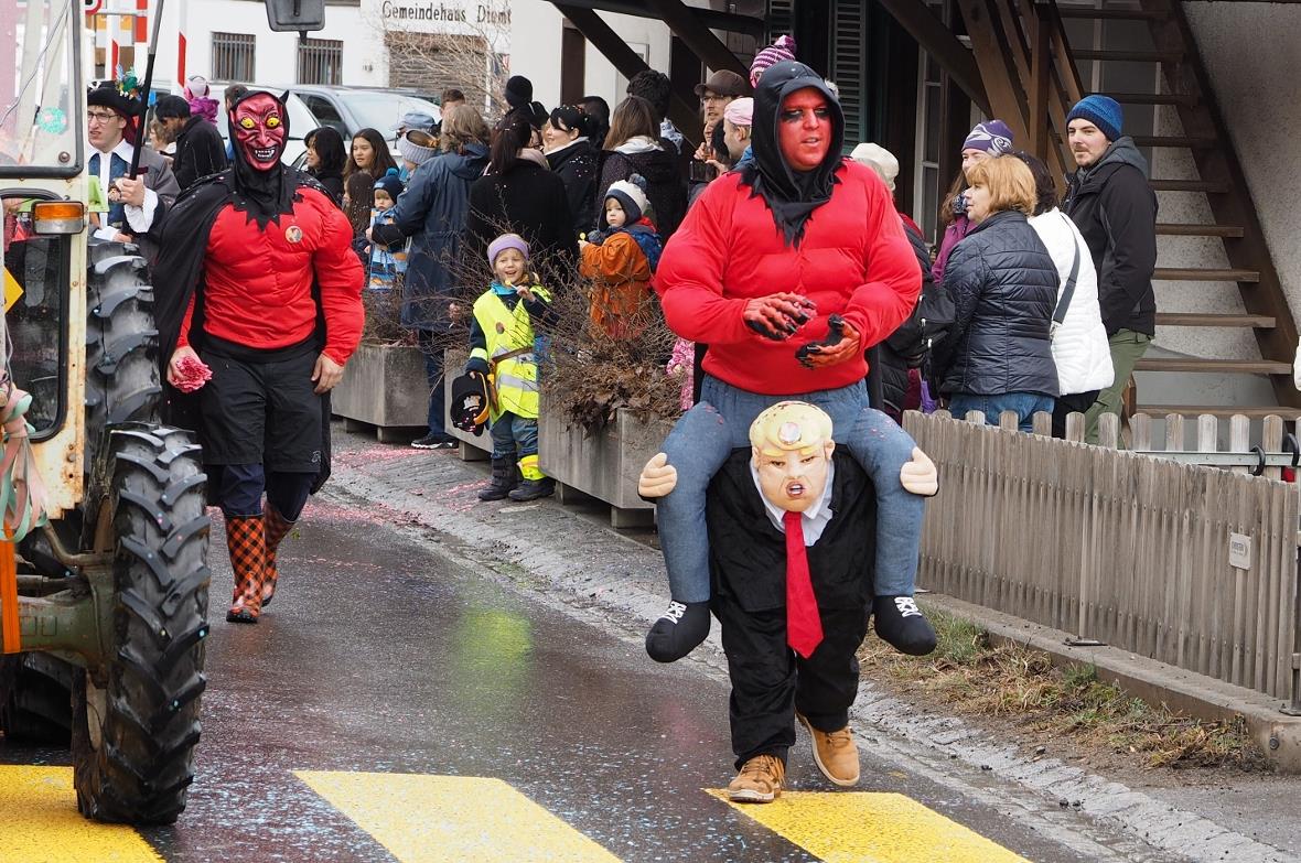 «Trump» hat schwer zu tragen