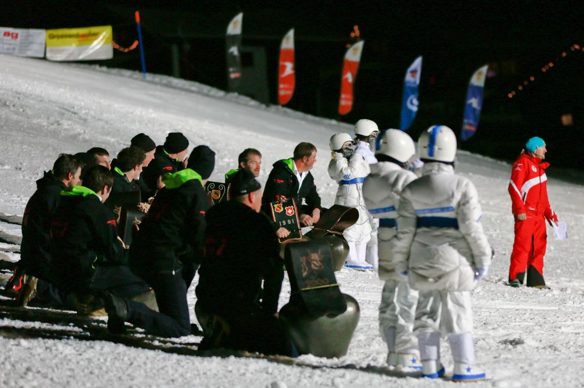 Trychler und Heinzelmännchen im Schnee