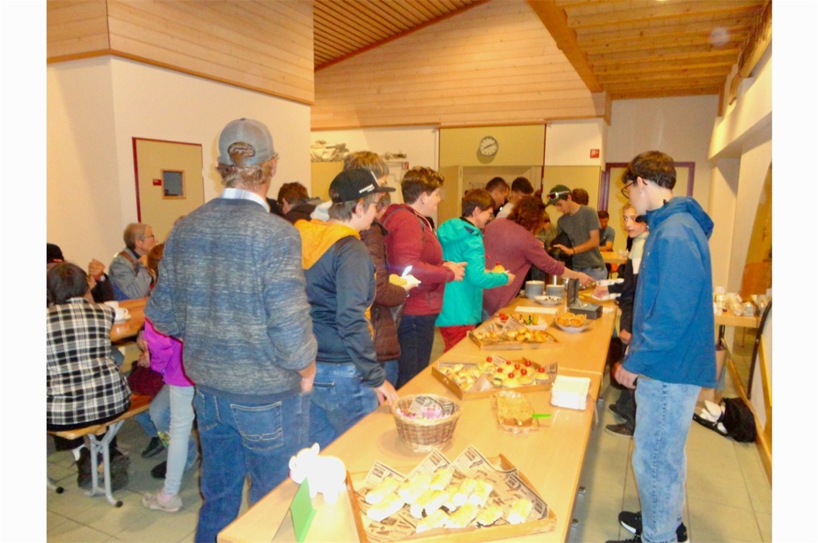 Tüchtig verpflegen die 7. Klässler:innen die Ausstellungsbesucher.