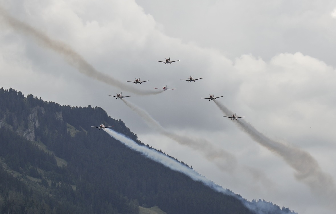 Tunelflug des PC-7 Teams über Matten.
