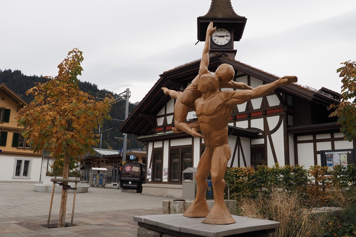 «Turner» von Lukas Senn auf dem Bahnhofsvorplatz in Zweisimmen.