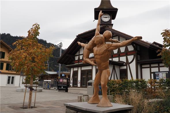 «Turner» von Lukas Senn auf dem Bahnhofsvorplatz in Zweisimmen.