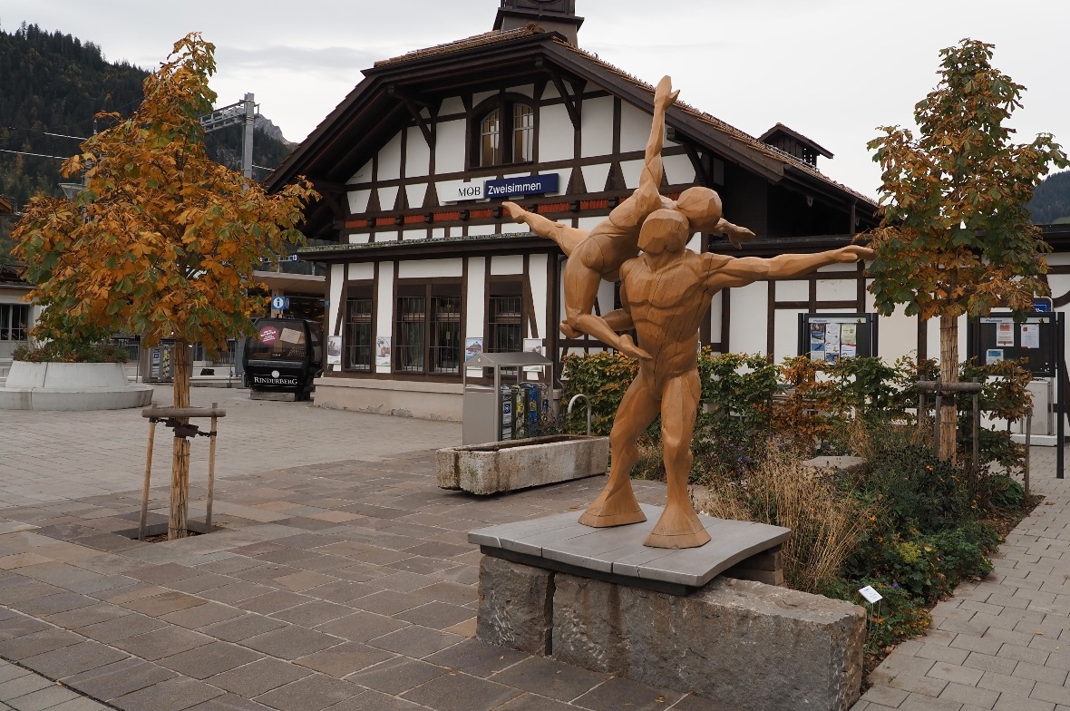 «Turner» von Lukas Senn auf dem Bahnhofsvorplatz in Zweisimmen.
