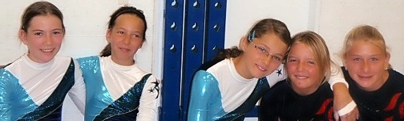 Turnerinnen K4 warten am Reck.