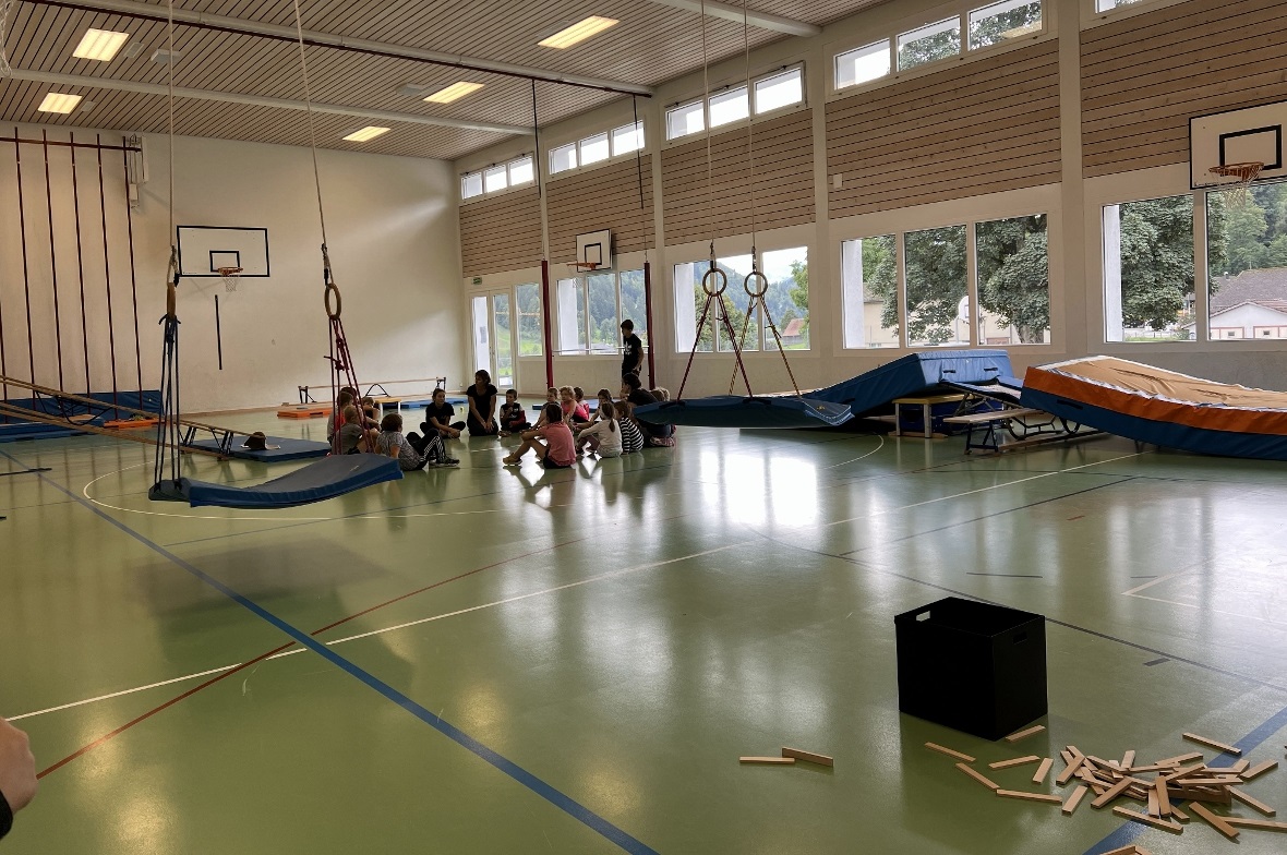 Turnhalle Reidenbach mit Hindernisparcours