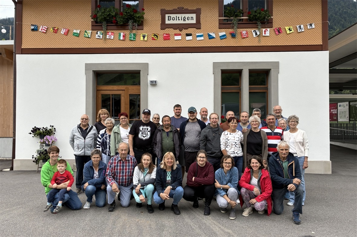Infos aus dem Gemeinderat: Besuch aus Tschechien Turnusgemäss fand der Besuch der Vertreter der Stadt Svihov statt: Am 4. September 2025 war es wieder einmal soweit und die Vertreter der Boltiger Behörden konnten eine 19-köpfige Delegation aus der tschechischen Partnergemeinde Svihov in Boltigen begrüssen. Die Besuchergruppe aus Svihov kurz vor der Abreise in Boltigen.